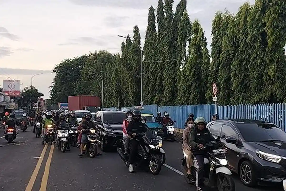 Imbas Kecelakaan Lalu Lintas Pesepeda Tewas, Jalan Raya Bogor Depan PT Tokai Cimanggis Depok Macet