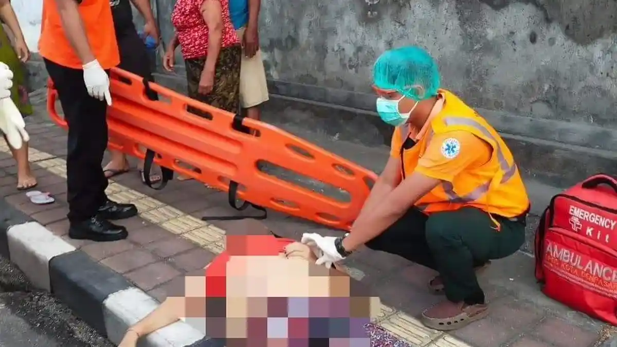 Seorang Perempuan Pejalan Kaki Tewas Usai Tertabrak Pesepeda Motor di Jalan Seroja Denpasar