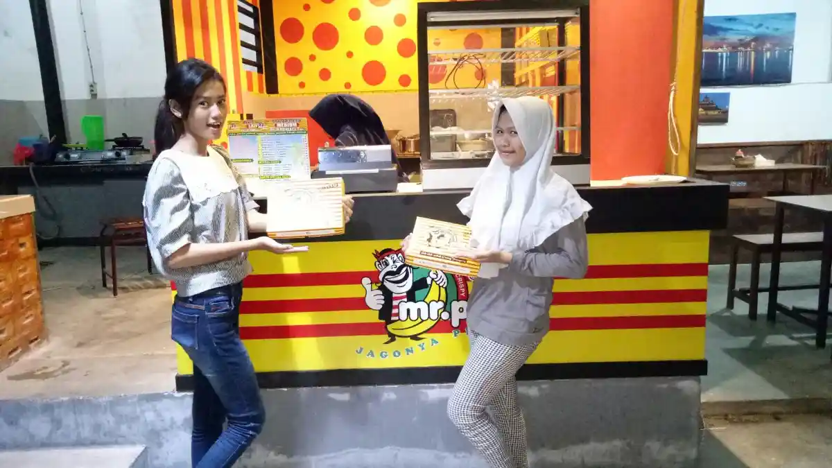 Patut Dicontoh! Sarjana Olahraga Jualan Pisang Goreng Mr Piss