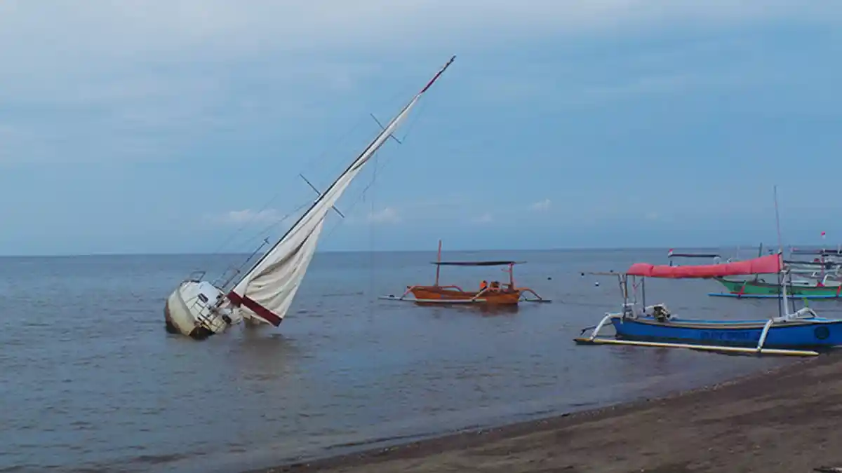 Bangkai Kapal Yatch Milik Bule Australia di Lovina Bakal Ditenggelamkan