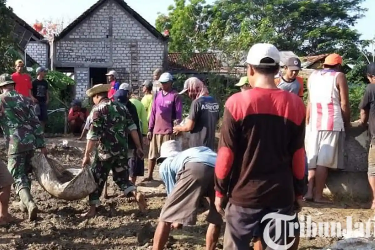 Antisipasi Tanggul Jebol dan Banjir di Lamongan, Warga Tikung dan TNI AD Tinggikan Tanggul