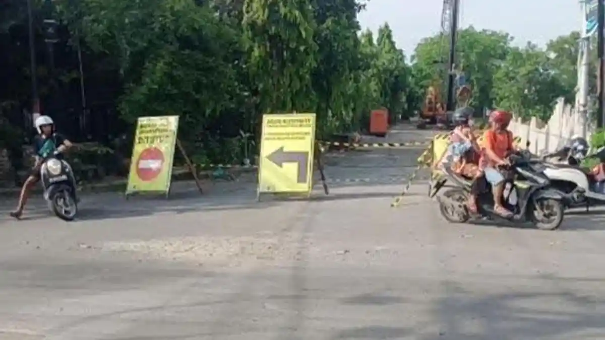 Ngeyel Terobos Rambu Peringatan, Banyak Pengendara di Jalan Veteran Lamongan Terpaksa Putar Balik