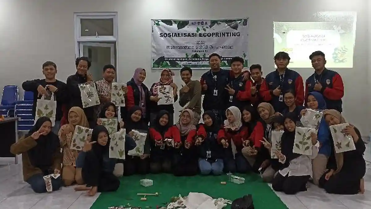 Cara Mengurangi Limbah Pabrik, KKN UPGRIS Adakan Sosialisasi Ecoprinting di Kelurahan Ngempon