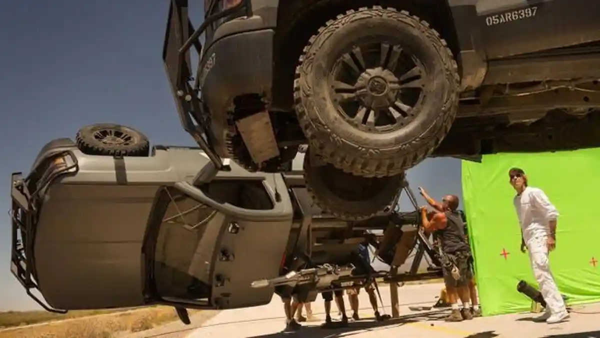 Garap Transformers Kelima, Michael Bay Rilis Foto Syuting di Lokasi Bersuhu 46 Derajat Celsius
