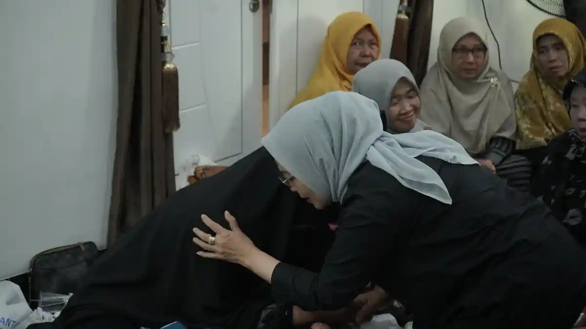 Momen Haru, Pj Wali Kota Jambi Kunjungi Rumah Duka dan Santuni Keluarga Korban Tragedi SMKN 1