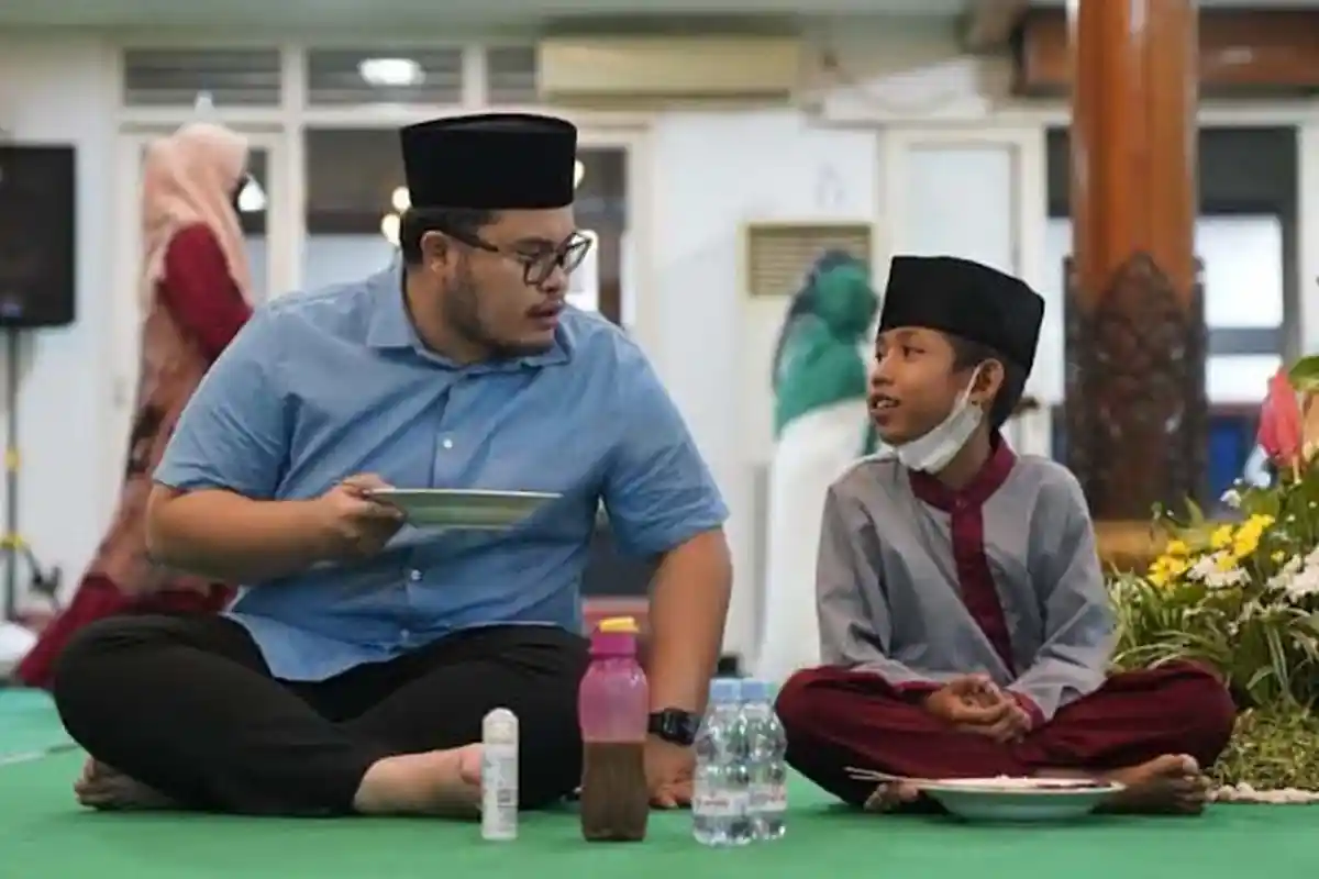 Buka Puasa Bersama, Begini Akrabnya Bupati Kediri Dengan Anak-anak Yatim