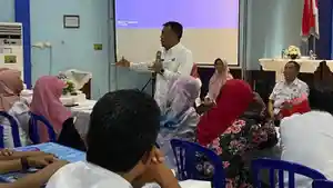 Bupati-Ponorogo-Kang-Giri-Saat-melakukan-pengarahan-kepada-seluruh-kepsek-SMP-Negeri.jpg