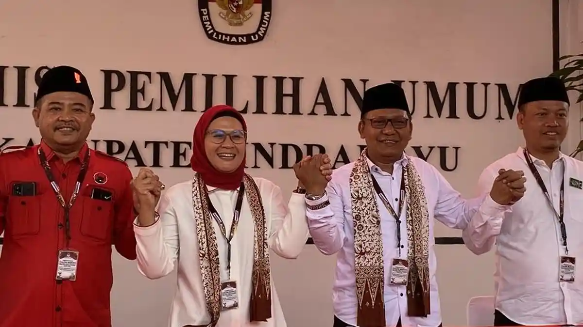 Nina Agustina-Tobroni Gaungkan Dua Periode Saat Mendaftar Pilkada ke KPU Indramayu