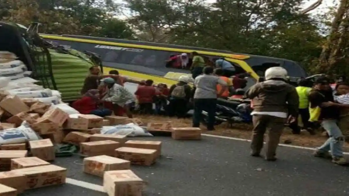 Diduga Rem Blong, Truk Hantam Mobil & Bus Rombongan Guru TK Gresik di Situbondo, 1 Penumpang Tewas