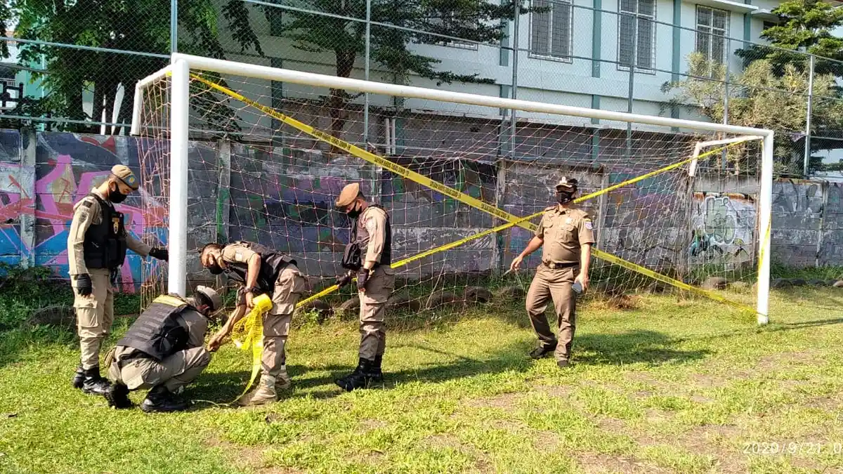 Satpol PP Kota Tangerang Selatan Bubarkan Laga Sepak Bola, Khawatir Penyebaran Covid-19