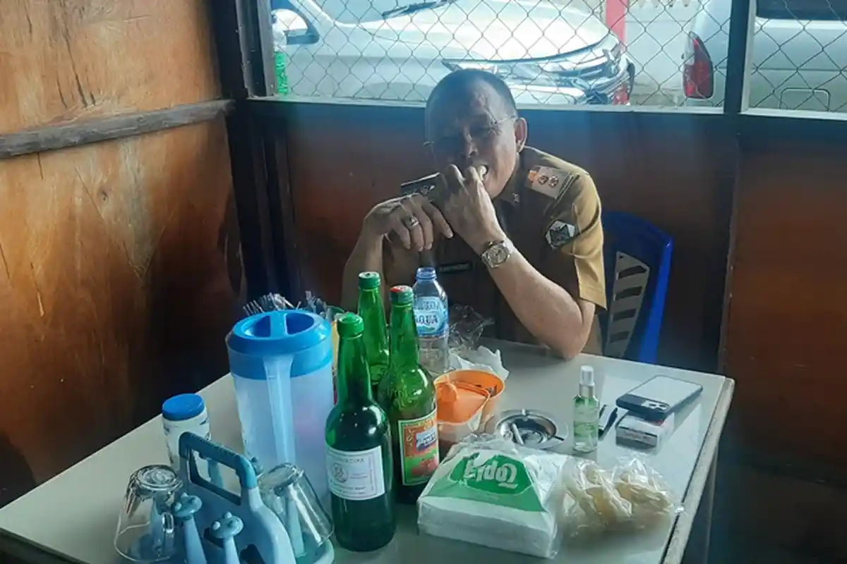 Sosok Sederhana Wawali Tomohon Wenny Lumentut yang Doyan Makan Mie Tulang di Kios Ed Woloan