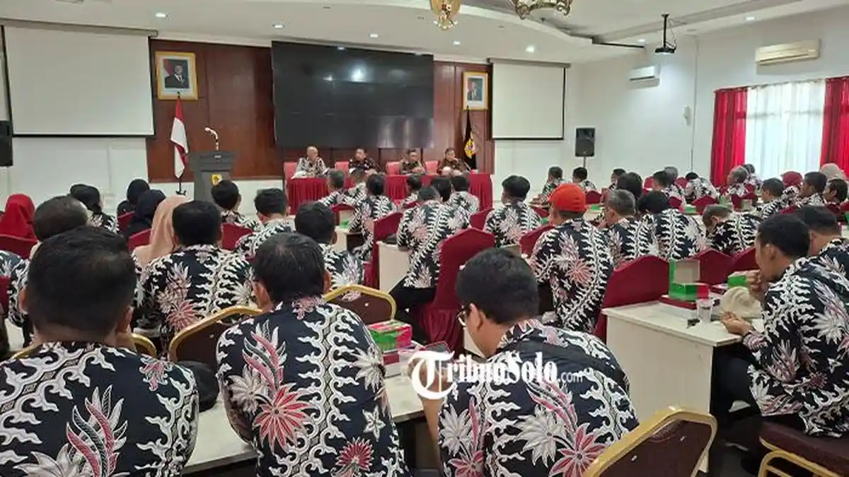 Perangkat Desa se-Kecamatan Selogiri Geruduk Kompleks Setda Wonogiri, Minta Camat Ini Dicopot
