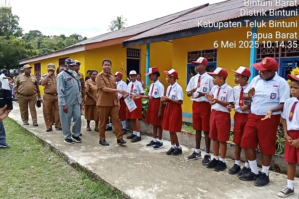 Disdukcapil Teluk Bintuni Jemput Bola di SD YPPK Santo Yohanes