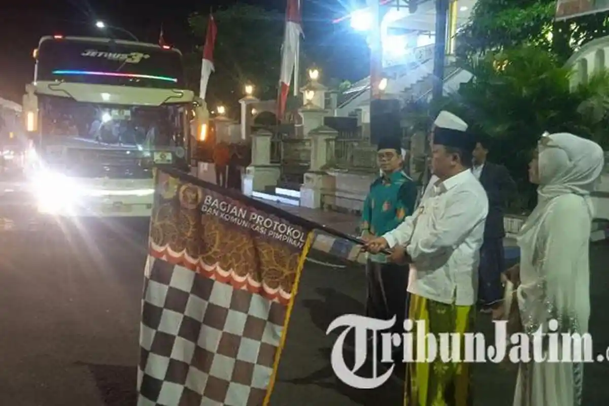 Ritual Khusus Pelepasan CJH Jember ke Asrama Haji Surabaya, Pengantar Sampai Meneteskan Air Mata