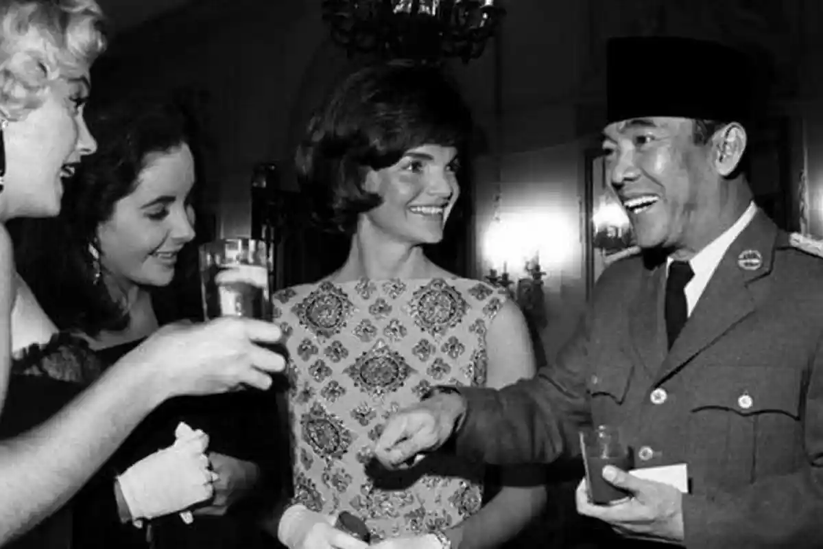 Saat Bung Karno Terpikat Pramugrari Cantik, Aslinya Lebih Cantik dari Lukisan