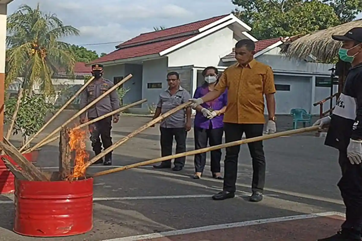 Kejari Sikka Musnahkan Barang Bukti yang Berkekuatan Hukum Tetap