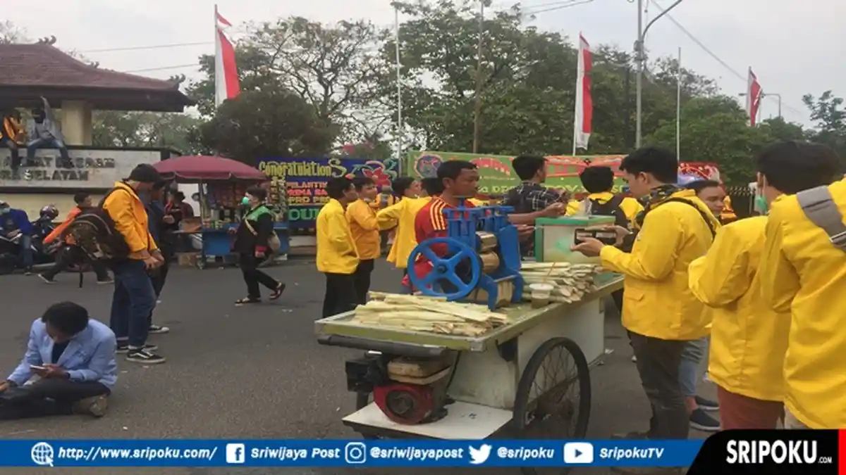 Dikepung Ribuan Mahasiswa yang Demo, Penjual Es Ikut Merapat ke DPRD Sumsel untuk Mengais Rejeki