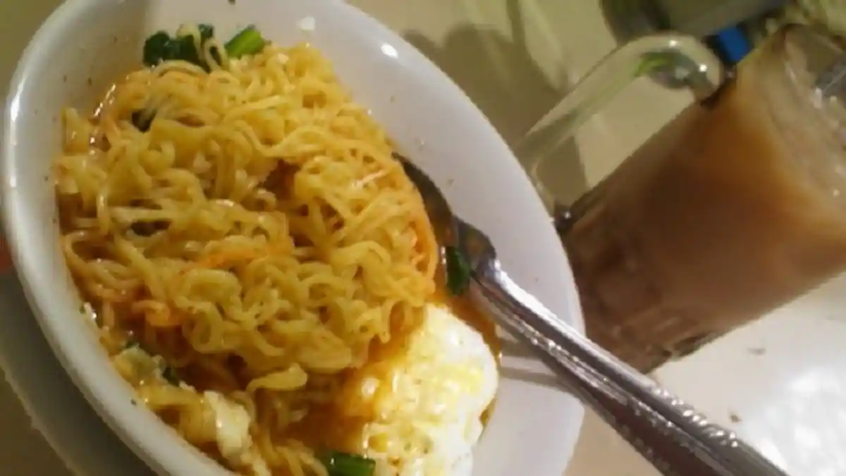 Sebenarnya Apa yang Terjadi saat Makan Mie Instan dengan Nasi Putih? Ini Penjelasannya