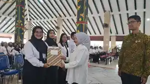 Wakil-Bupati-Malang-serahkan-SK-Bupati-Malang-tentang-pengangkatan-PPPK-Paruh-Waktu.jpg