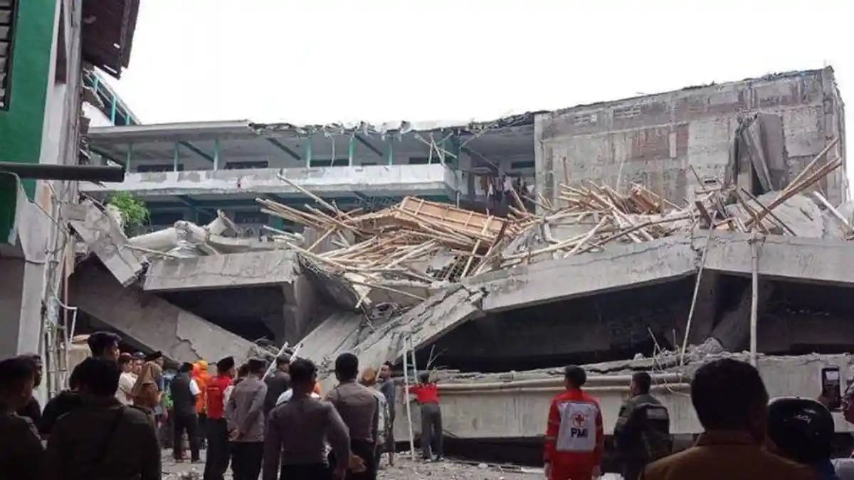 PILU Santri NA Terpaksa Diamputasi Tangannya Agar Bisa Dievakuasi dari Reruntuhan Ponpes Al Khoziny