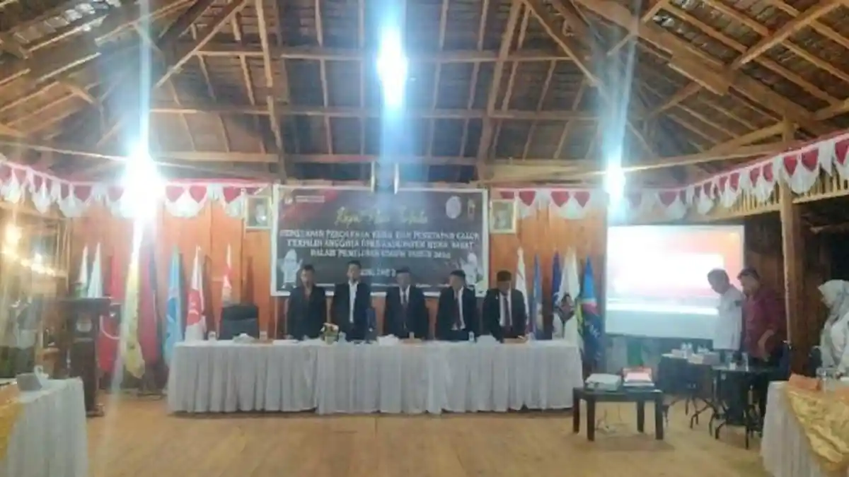 Ketua KPU Mubar Buka Rapat Pleno Penetapan Perolehan Kursi Parpol dan Calon Terpilih Anggota DPRD
