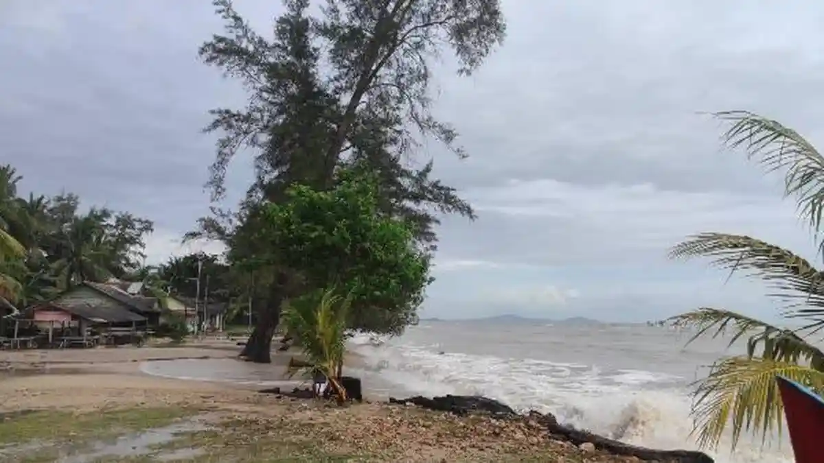 Air Laut Meluap ke Jalan Pasir Padi Pangkalpinang