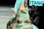 Fashion Show Karya Itang Yunasz di JFFF