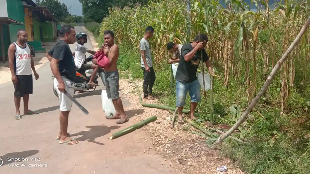 Patut Dicontohi, Pemuda di TTS Rogoh Kocek Sendiri Beli Cairan Disinfektan Lalu Semprot Rumah Warga