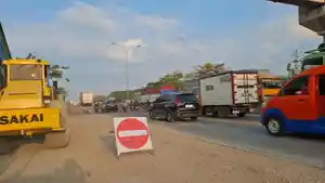 TITIK-MACET-KALIGAWE-Suasana-perbaikan-jalan.jpg