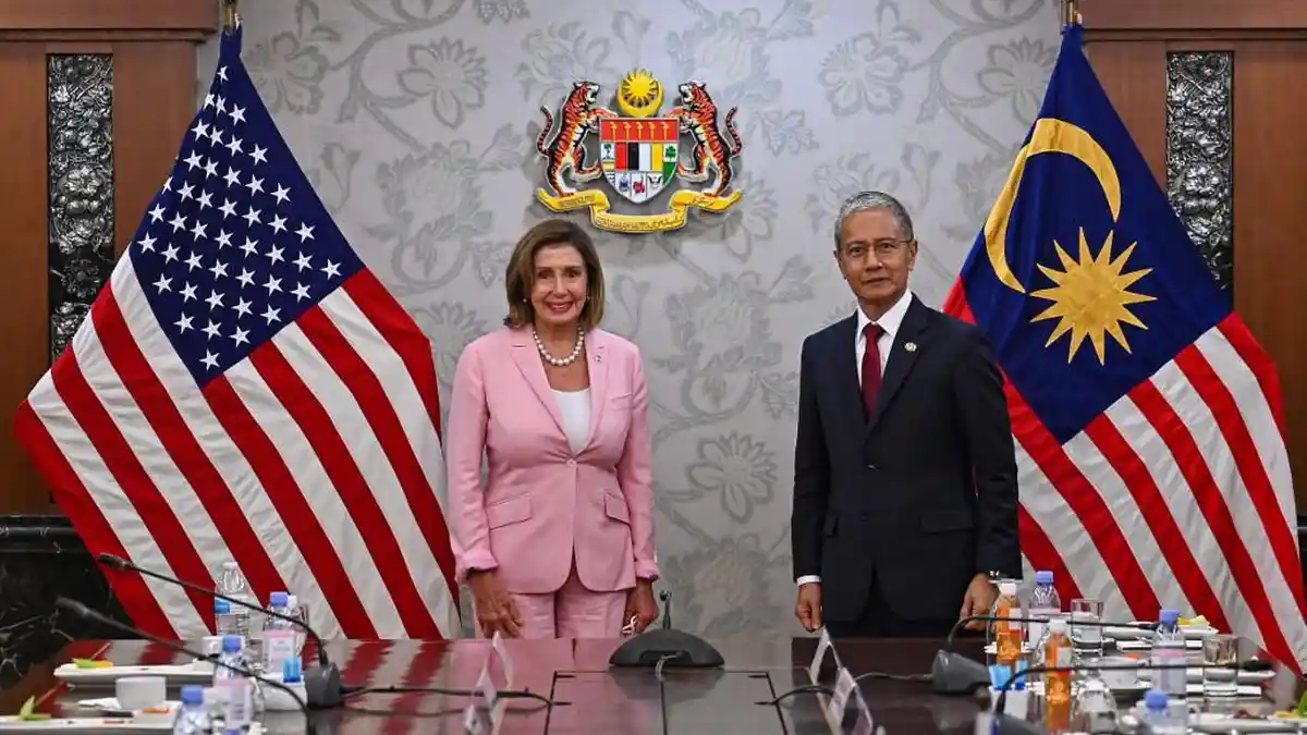 Pakai Baju Pink Nancy Pelosi Turuni Tangga Pesawat Air Force One di Taiwan