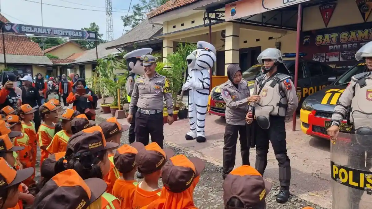 Polres Tegal Edukasi Tertib Berlalu Lintas Pada 45 Anak TK Pertiwi 26-71 Pagerbarang 