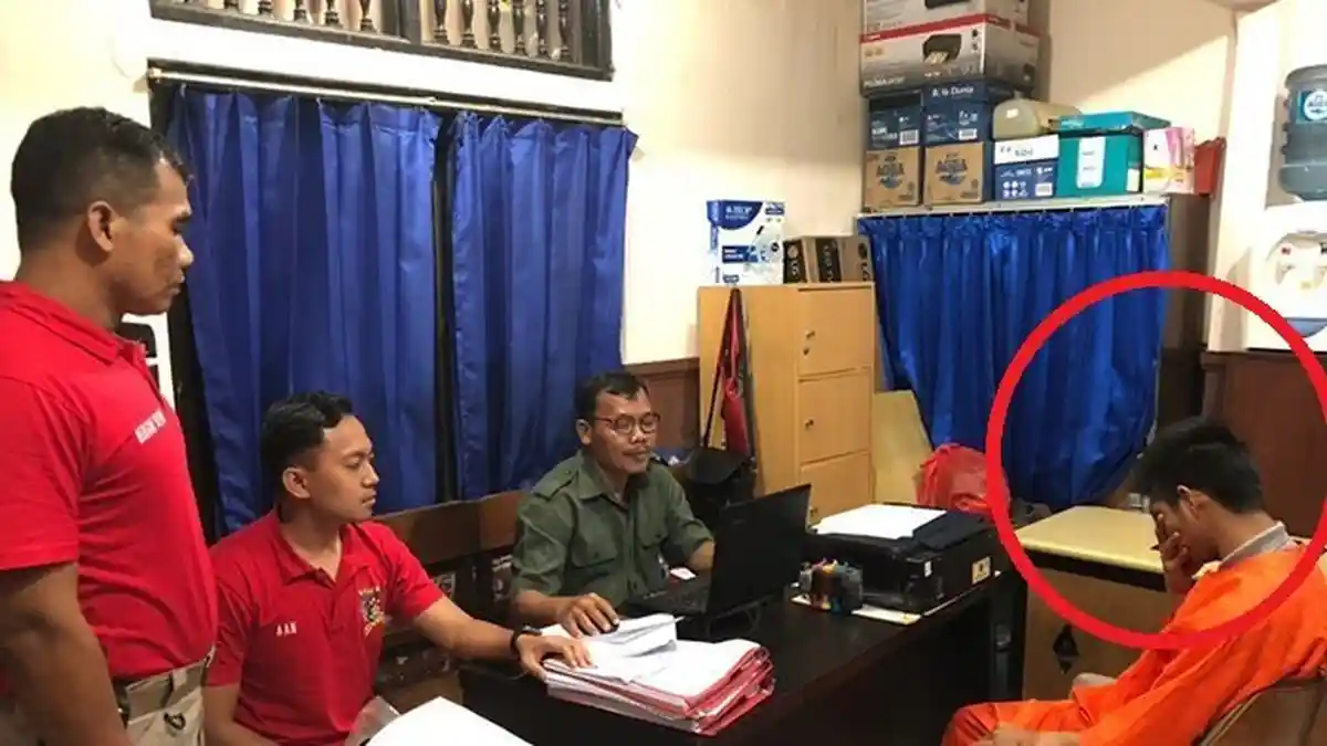 Ibu Pergoki Putrinya Videocall Tanpa Atasan, ini yang Selanjutnya Terjadi