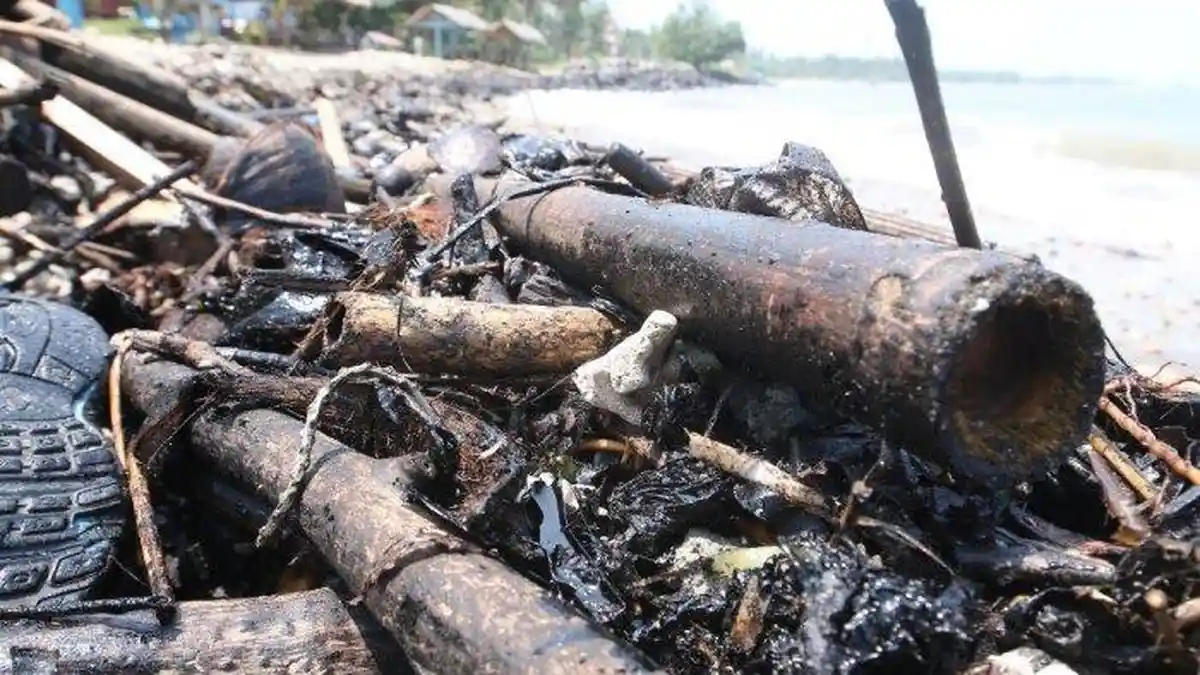 Polres Lampung Selatan Selidiki Asal Usul Limbah Aspal di Pantai Kalianda 