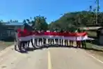 Satgas Yonif 413 Bremoro Pasang Bendera Merah Putih di Kampung Nafri