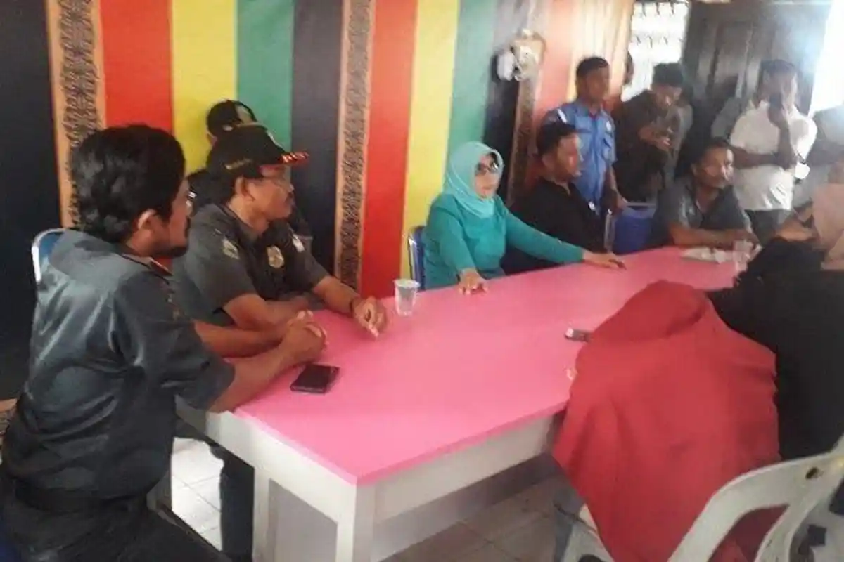 Warga Gedor-gedor Mobil, Ternyata Ada Wanita Muda di Dalamnya Sedang Lakukan Ini