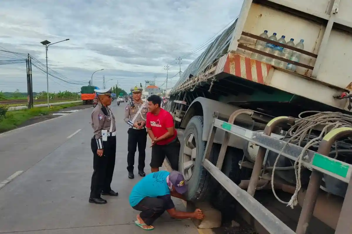 Kecelakaan di Lamongan, Truk Trailer Tabrak Median Jalan, Sopir Diduga Kurang Konsentrasi