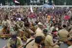 Unjuk Rasa Perangkat Desa di Depan Gedung DPR RI