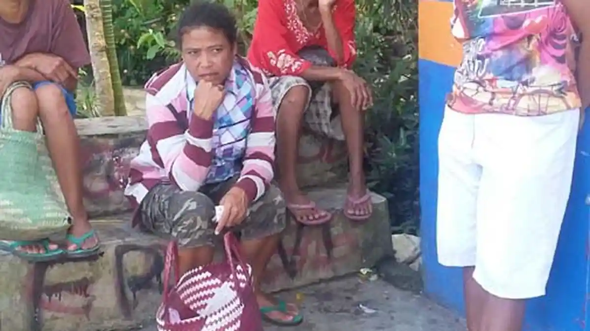 Ibu Rumah Tangga di Sumba Barat Beli Beras Operasi Pasar