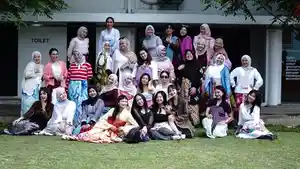 Puluhan-perempuan-berkain-di-Gulapadi-Bandung.jpg