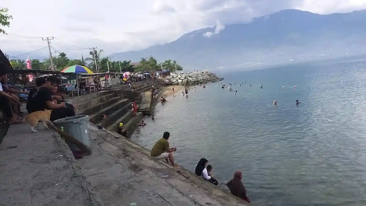 Pesona Teluk Palu dari Pantai Kampung Nelayan