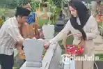Emil-Dardak-dan-Arumi-Bachsin-berziarah-ke-makam-leluhur-di-trenggalek.jpg