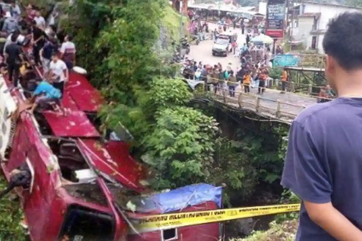 3 KEANEHAN Saat Bus Tanpa Sopir Jalan Sendiri Terjun ke Sungai di Guci, Korban Tewas Bertambah