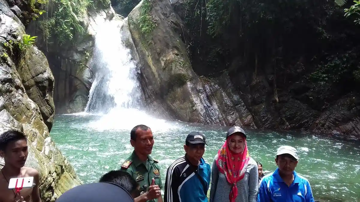 Yuk ke Air Terjun Bantimurung Luwu Utara, Mandi-mandi Sambil Santap Durian - air-terjun-bantimurung_20170216_115531.jpg