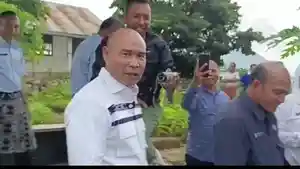 Gubernur-NTT-Viktor-Laiskodat-saat-sedang-menjawab-pertanyaan-wartawan.jpg
