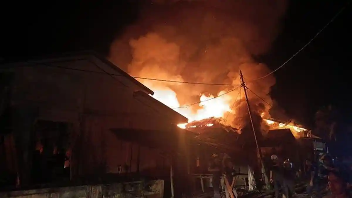 Kebakaran Hebat Melanda Sinabang, 6 Unit Rumah Warga Terbakar dan 10 Lainnya Terdampak