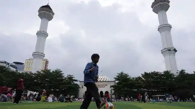 Prakiraan Cuaca Kota Bandung, Kamis 16 Oktober 2025: Siang hingga Malam Diprediksi Hujan Ringan