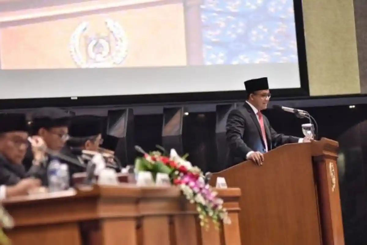 Anggota Dewan Tertawa Saat Hadiri Rapat Paripurna DPRD DKI, Anies Berpantun