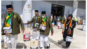 2026-04-27-Petugas-mengarahkan-jamaah-haji-melalui-fast-track.jpg