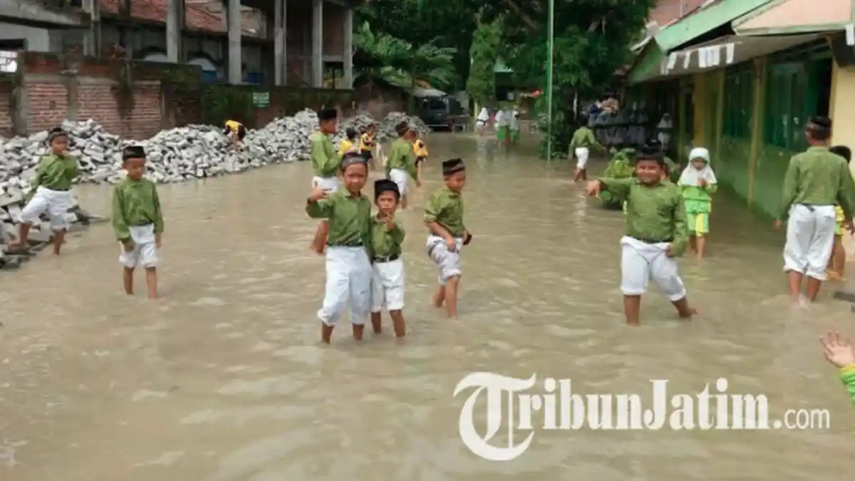 Hujan Semalam Guyur Lamongan, Air Langsung Masuk Ruang Kelas Ikut Sekolah