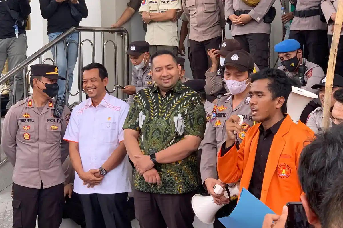 Pinto Jayanegara Temui Puluhan Mahasiswa yang Aksi di Gedung DPRD Jambi, Tolak Kenaikan BBM